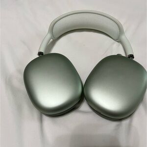 COPY - Apple air pods max (green)